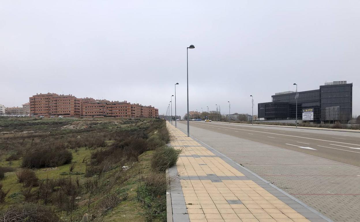 Amplia avenida junto a La Perla Negra en la que se celbraban las carreras ilegales nocturnas, al igual que en el polígono industrial. 