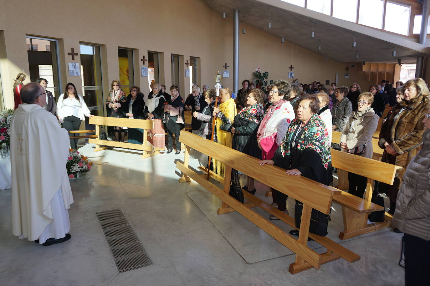 Traspaso de la vara de mando entre la Águeda saliente y la entrante. 