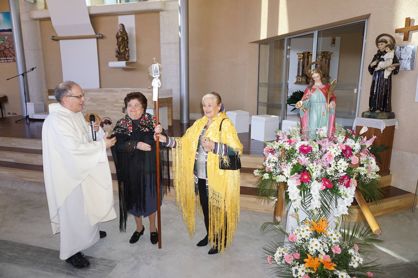 Traspaso de la vara de mando entre la Águeda saliente y la entrante. 