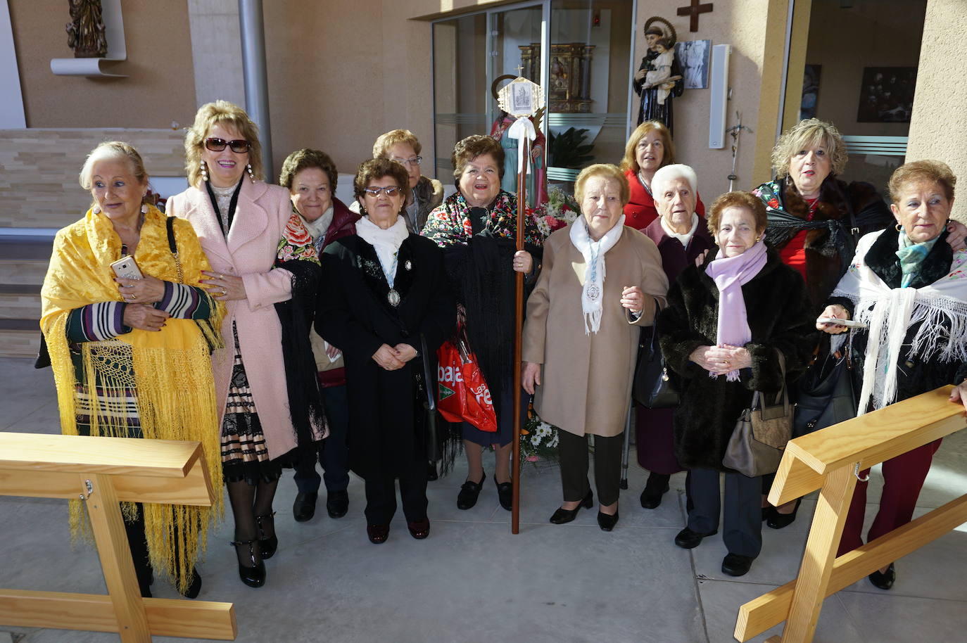 Traspaso de la vara de mando entre la Águeda saliente y la entrante. 