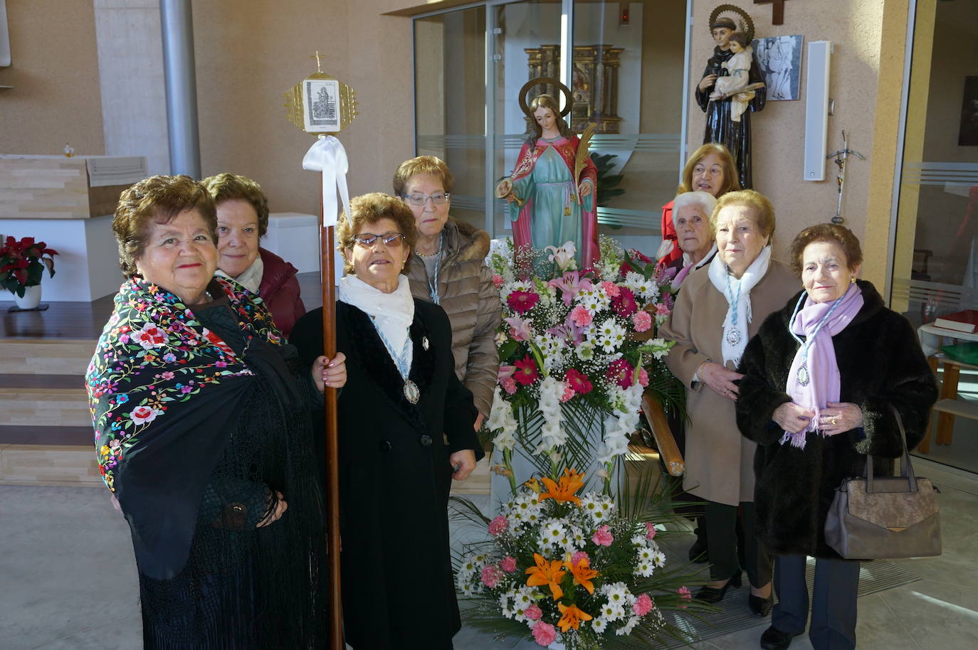 Traspaso de la vara de mando entre la Águeda saliente y la entrante. 