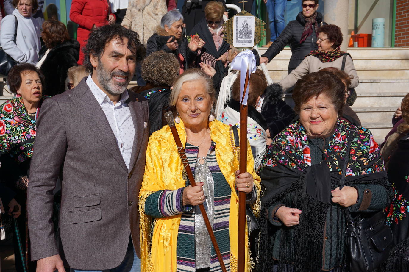Traspaso de la vara de mando entre la Águeda saliente y la entrante. 