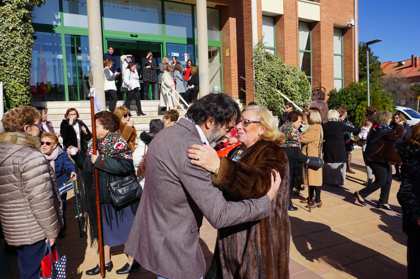 Traspaso de la vara de mando entre la Águeda saliente y la entrante. 