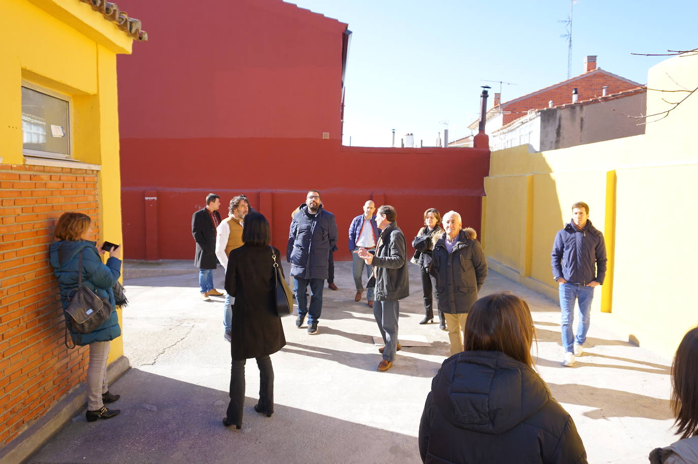 Ls alumnos que han realizado el curso de 900 horas durante seis meses y han recuperado las antiguas escuelas de La Flecha para ser el centro de ocio juvenil. 