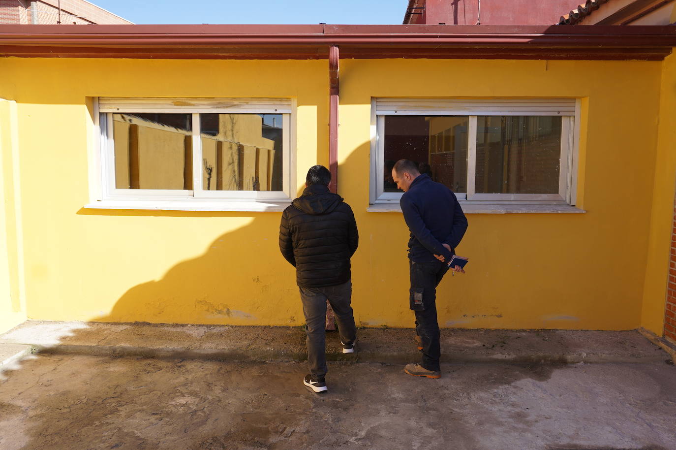 Ls alumnos que han realizado el curso de 900 horas durante seis meses y han recuperado las antiguas escuelas de La Flecha para ser el centro de ocio juvenil. 