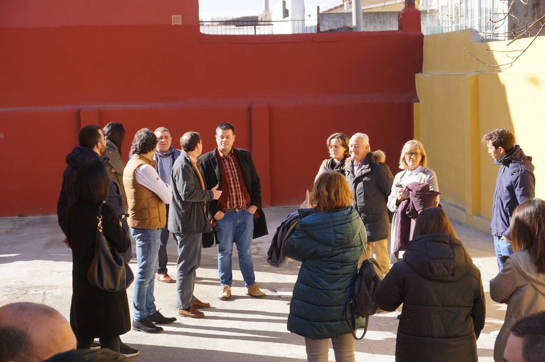 Ls alumnos que han realizado el curso de 900 horas durante seis meses y han recuperado las antiguas escuelas de La Flecha para ser el centro de ocio juvenil. 