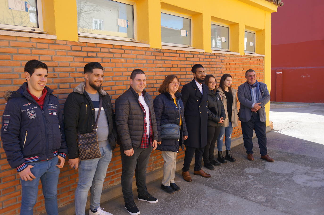 Ls alumnos que han realizado el curso de 900 horas durante seis meses y han recuperado las antiguas escuelas de La Flecha para ser el centro de ocio juvenil. 