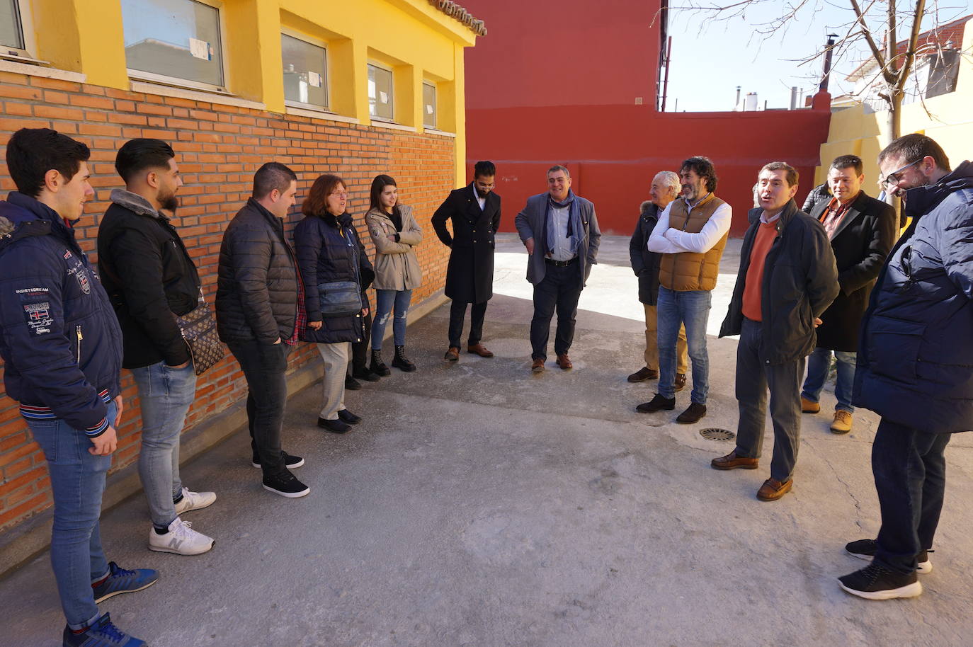 Ls alumnos que han realizado el curso de 900 horas durante seis meses y han recuperado las antiguas escuelas de La Flecha para ser el centro de ocio juvenil. 