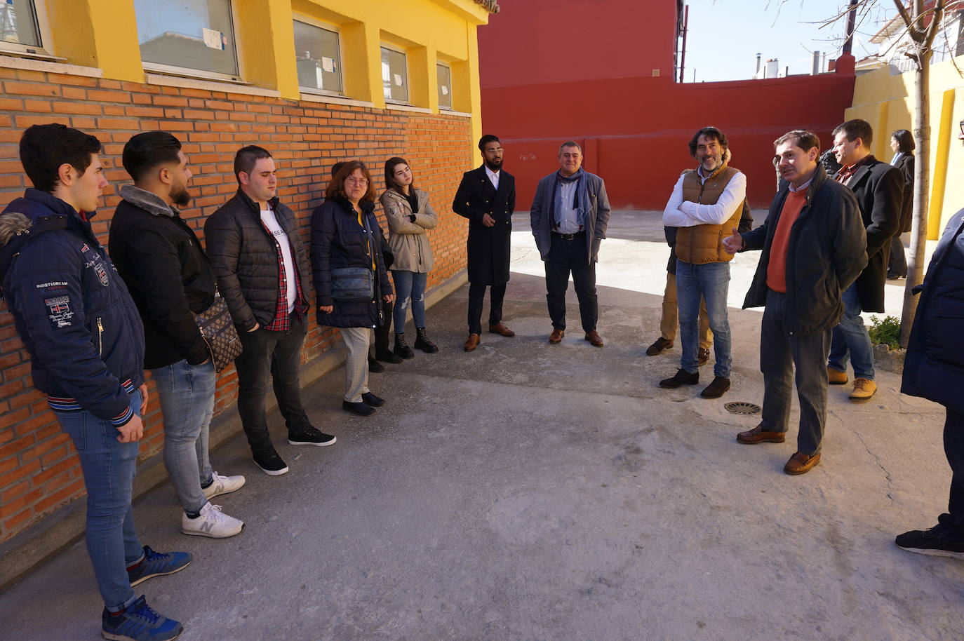 Ls alumnos que han realizado el curso de 900 horas durante seis meses y han recuperado las antiguas escuelas de La Flecha para ser el centro de ocio juvenil. 