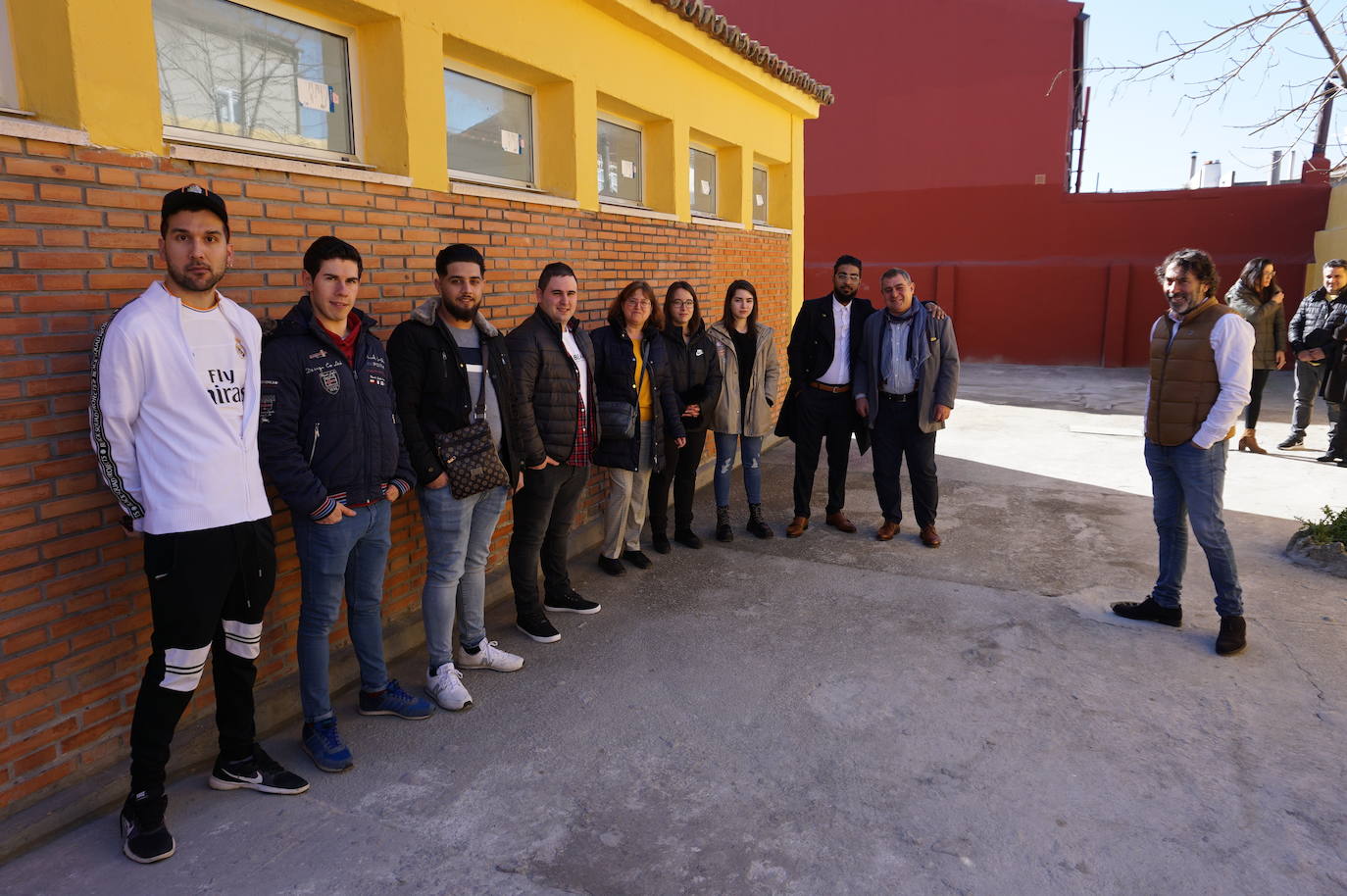 Ls alumnos que han realizado el curso de 900 horas durante seis meses y han recuperado las antiguas escuelas de La Flecha para ser el centro de ocio juvenil. 