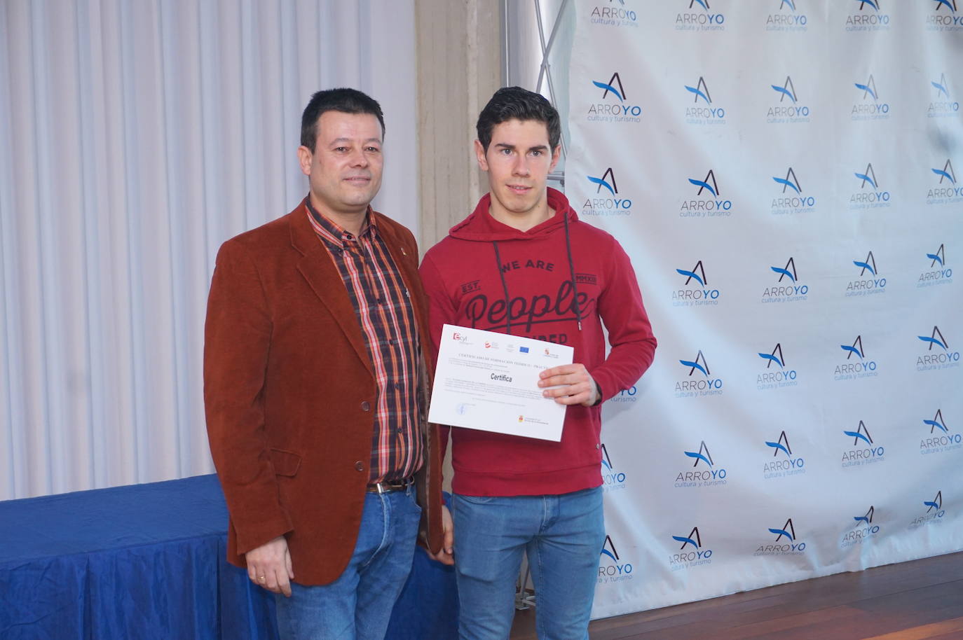 Ls alumnos que han realizado el curso de 900 horas durante seis meses y han recuperado las antiguas escuelas de La Flecha para ser el centro de ocio juvenil. 