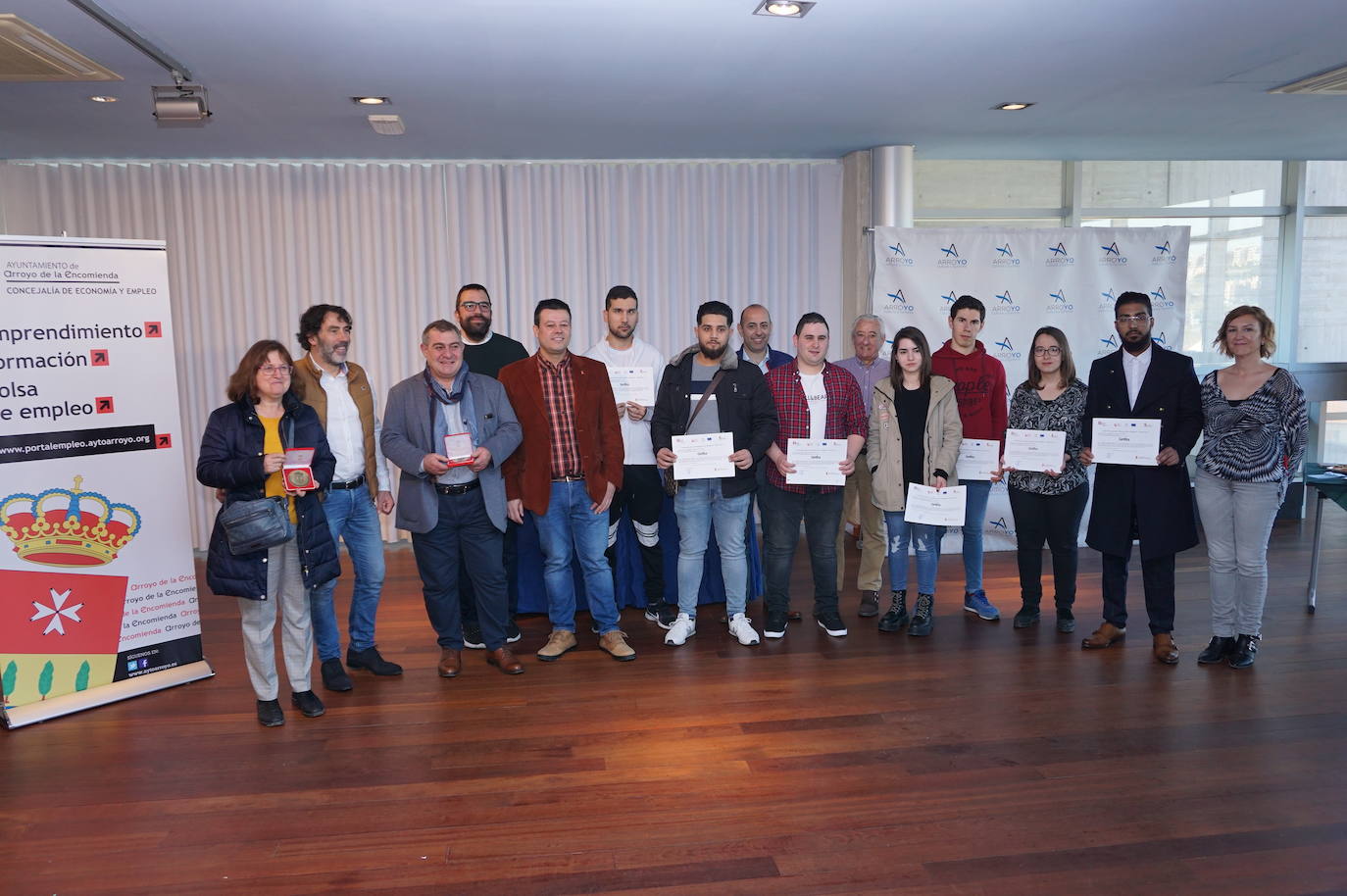 Ls alumnos que han realizado el curso de 900 horas durante seis meses y han recuperado las antiguas escuelas de La Flecha para ser el centro de ocio juvenil. 