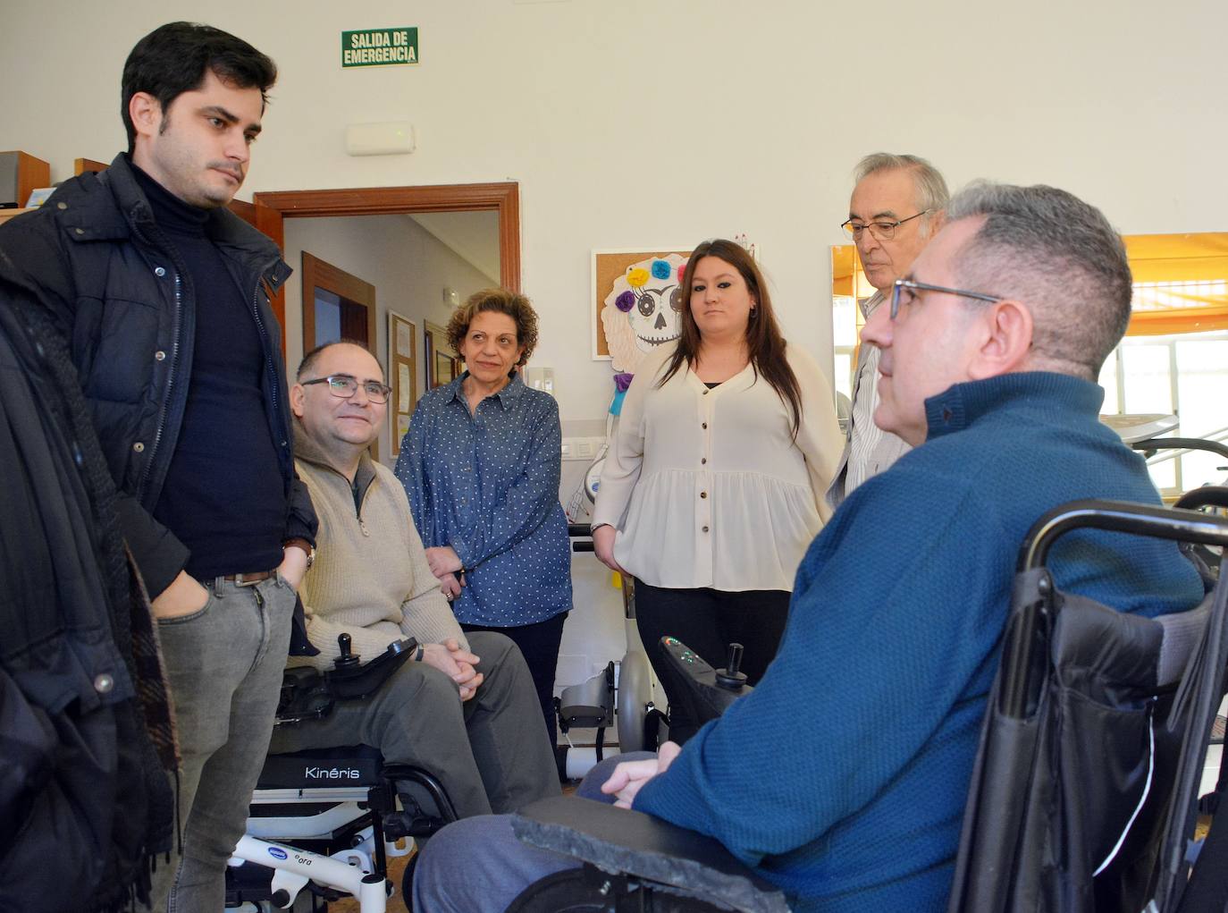 Visita a la Asociación de Esclerosis Múltiple de Valladolid de la concejala de Cultura y Festejos de Arroyo, Ana Sánchez, y Nacho de la Viuda, empresario de Tauroemoción. 