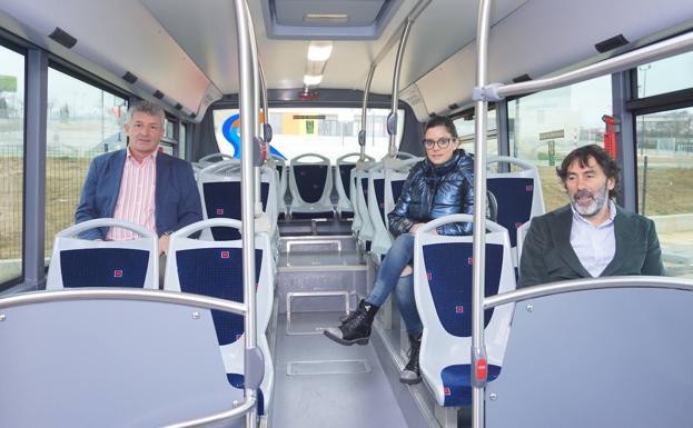 Los dos nuevos autobuses disponen de amplios y cómodos asientos y cabina antivandálica. 