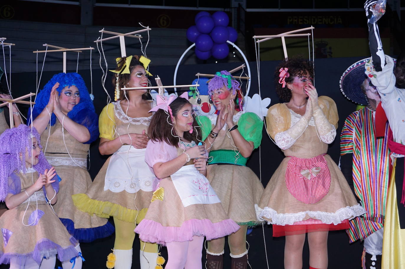 La comparsa Los de Siempre, con la chirigota Venimos Encantados, ganaron el concurso de Arroyo previo a las Bodas de Plata. 
