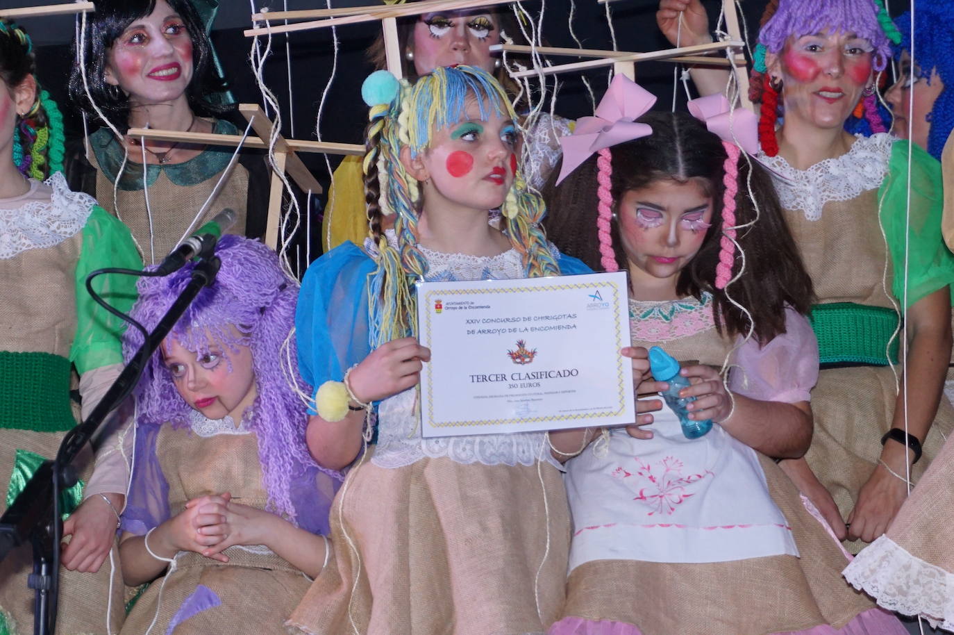 La comparsa Los de Siempre, con la chirigota Venimos Encantados, ganaron el concurso de Arroyo previo a las Bodas de Plata. 