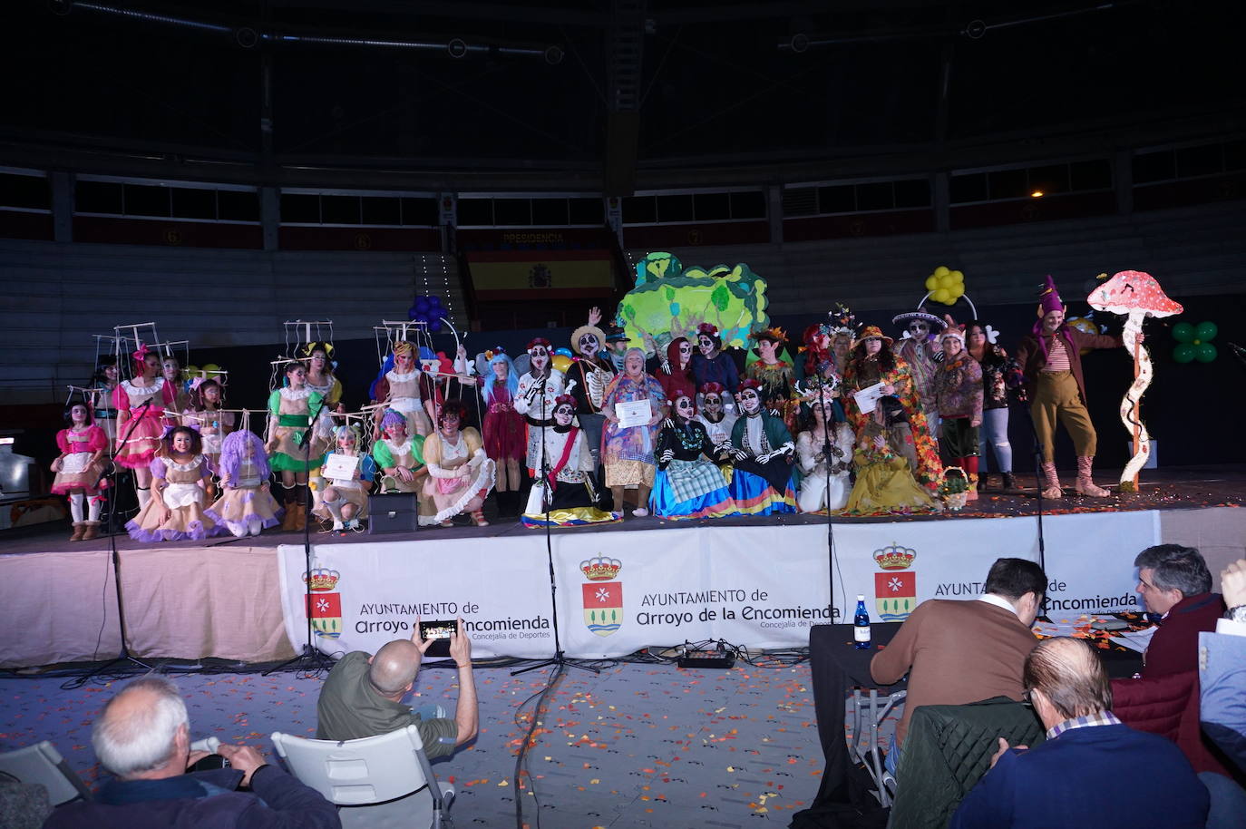 La comparsa Los de Siempre, con la chirigota Venimos Encantados, ganaron el concurso de Arroyo previo a las Bodas de Plata. 