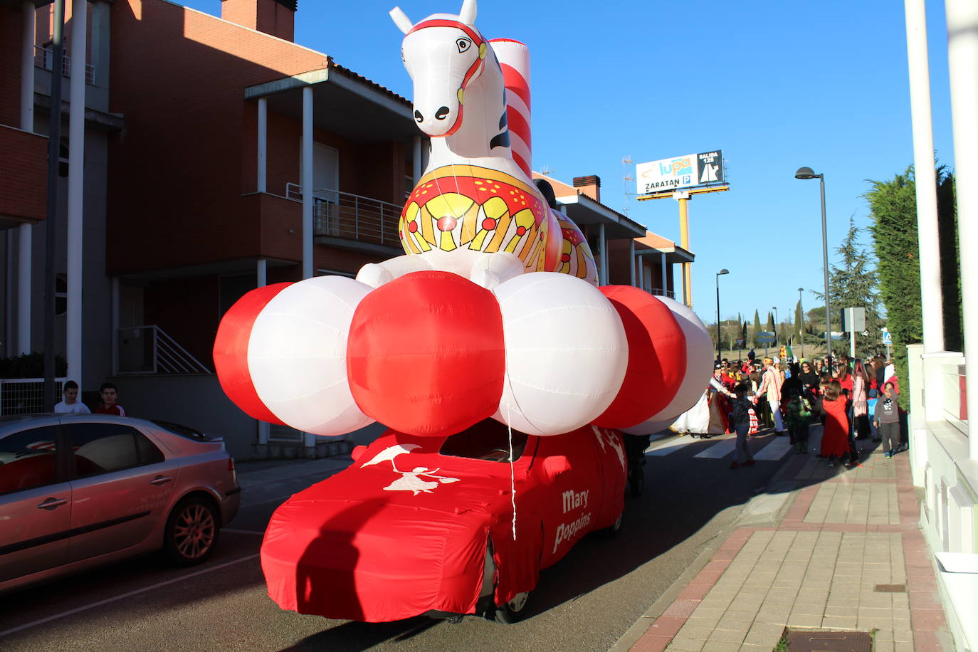 Los niños eligieron los disfraces de sus personajes preferidos en una fantástica tarde de sol y buena temperatura rematada con una chocolatada. 