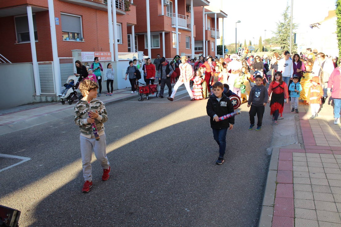 Los niños eligieron los disfraces de sus personajes preferidos en una fantástica tarde de sol y buena temperatura rematada con una chocolatada. 