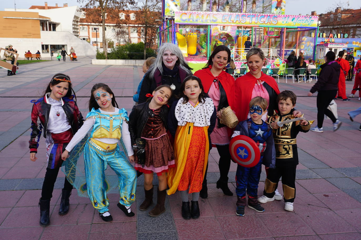 Colorido en el pasacalles de disfraces por La Flecha, en Arroyo, con espectáculo de Mundo Circo. 