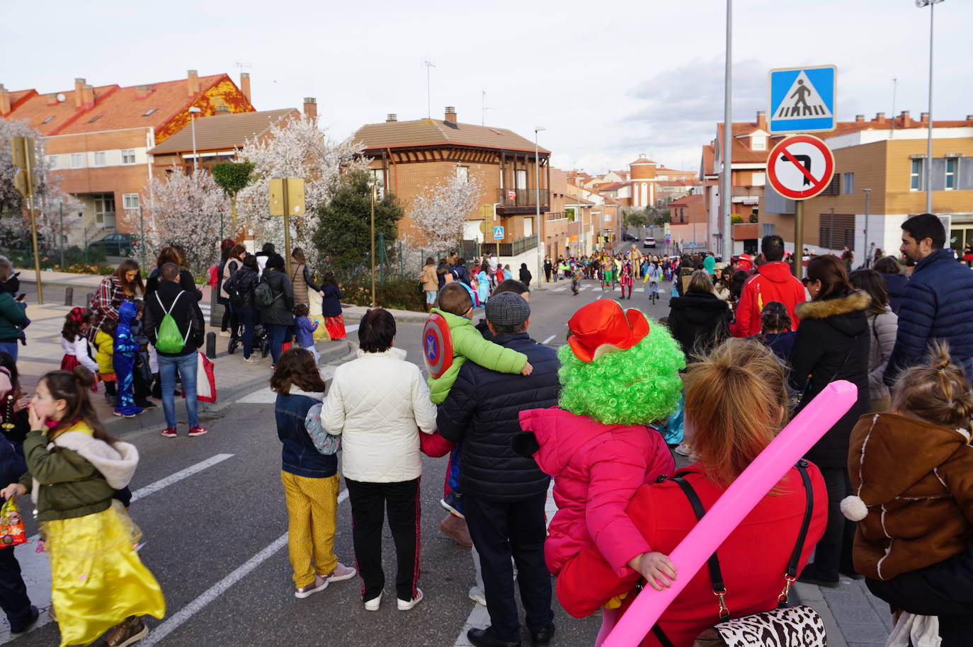 Colorido en el pasacalles de disfraces por La Flecha, en Arroyo, con espectáculo de Mundo Circo. 