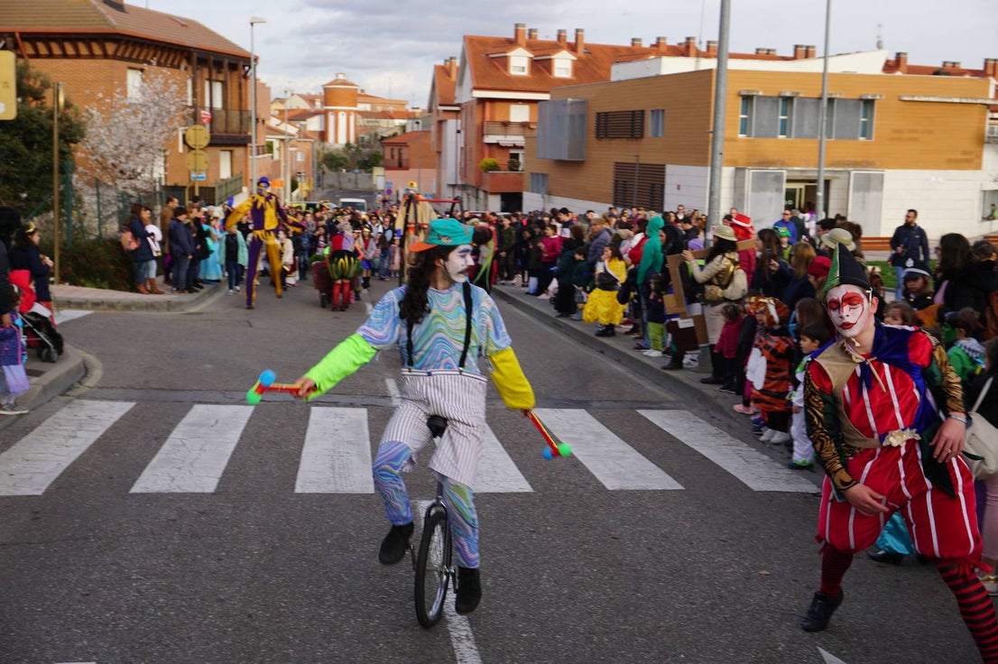 Colorido en el pasacalles de disfraces por La Flecha, en Arroyo, con espectáculo de Mundo Circo. 