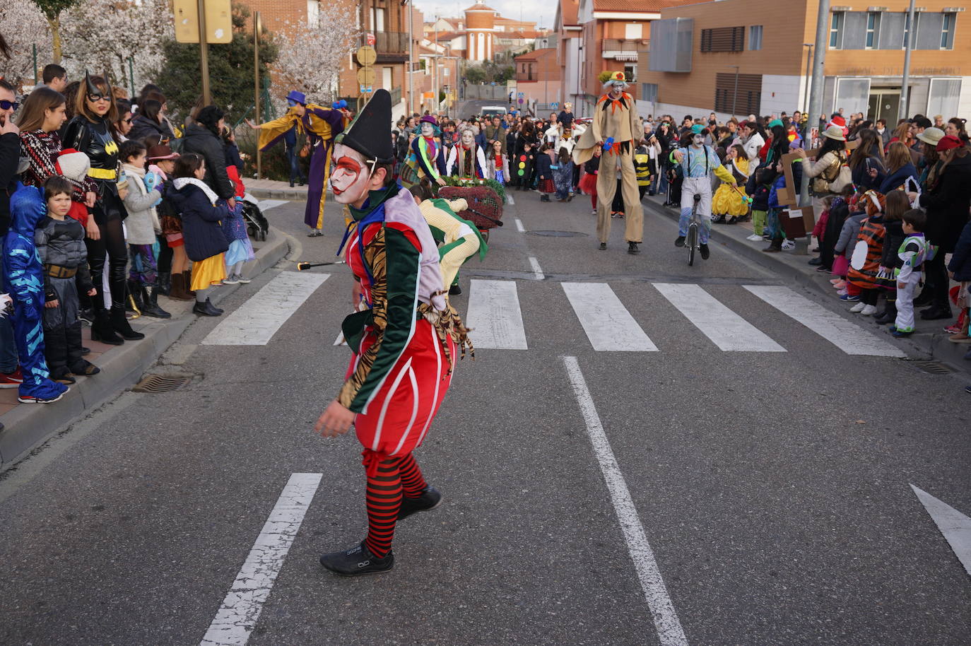 Colorido en el pasacalles de disfraces por La Flecha, en Arroyo, con espectáculo de Mundo Circo. 