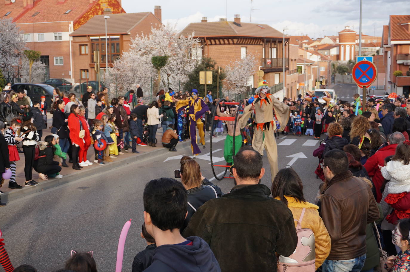 Colorido en el pasacalles de disfraces por La Flecha, en Arroyo, con espectáculo de Mundo Circo. 