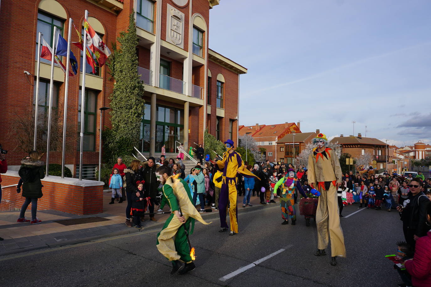 Colorido en el pasacalles de disfraces por La Flecha, en Arroyo, con espectáculo de Mundo Circo. 