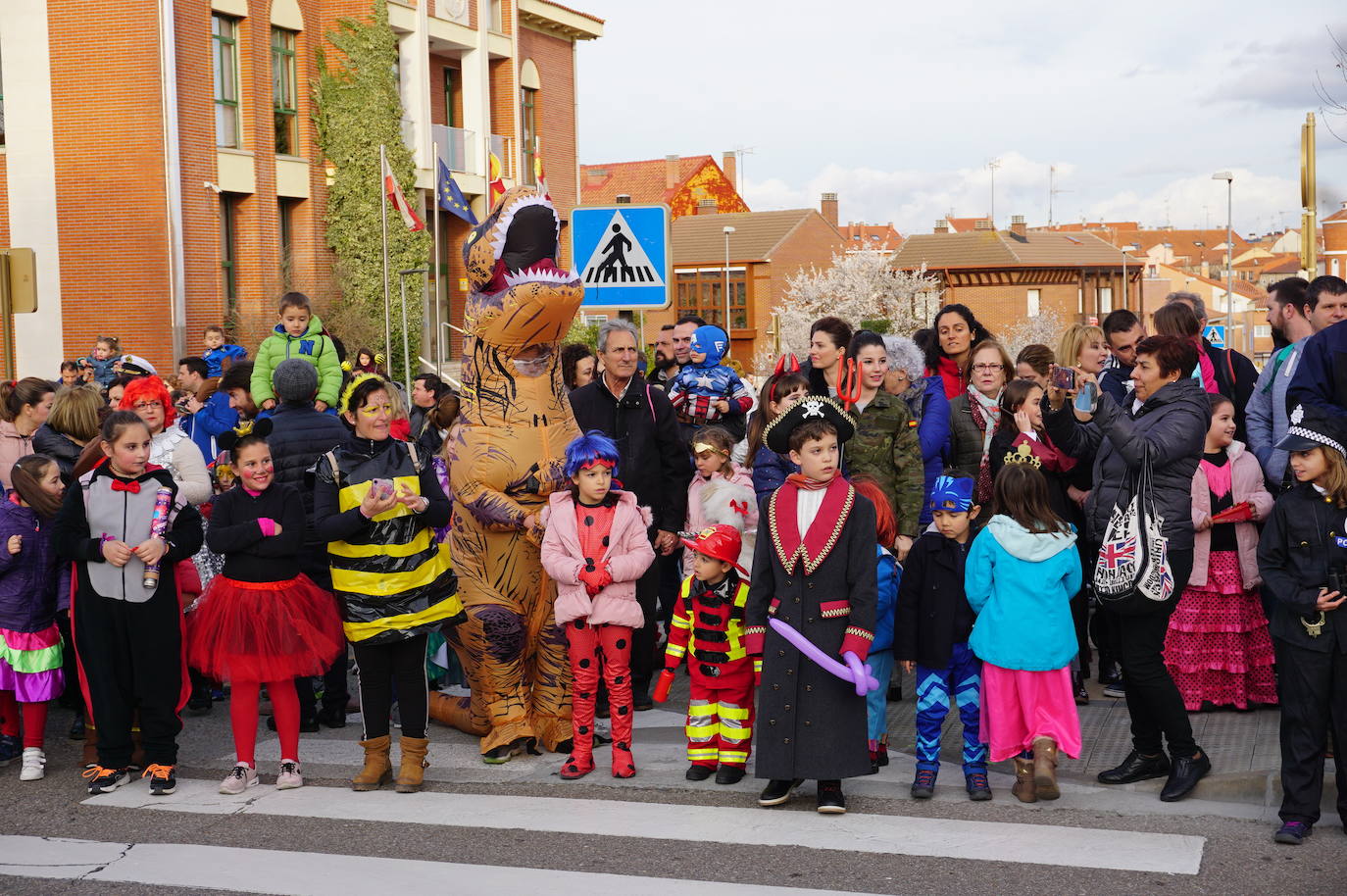 Colorido en el pasacalles de disfraces por La Flecha, en Arroyo, con espectáculo de Mundo Circo. 