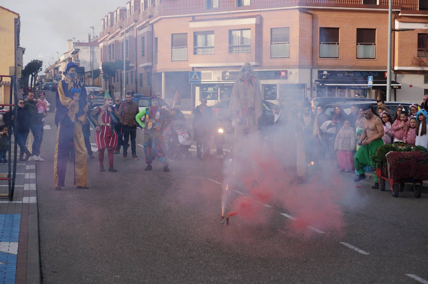 Colorido en el pasacalles de disfraces por La Flecha, en Arroyo, con espectáculo de Mundo Circo. 