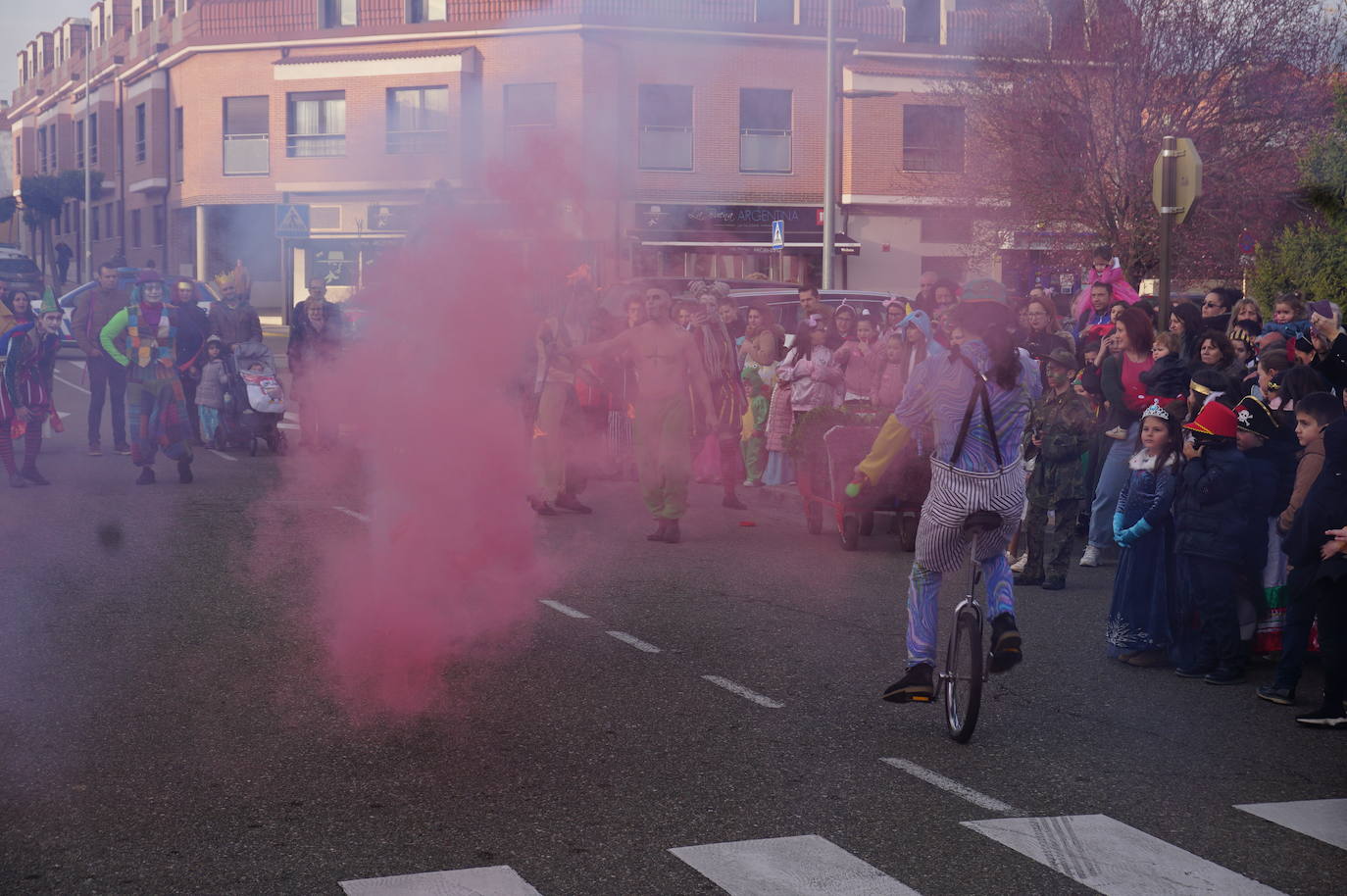 Colorido en el pasacalles de disfraces por La Flecha, en Arroyo, con espectáculo de Mundo Circo. 