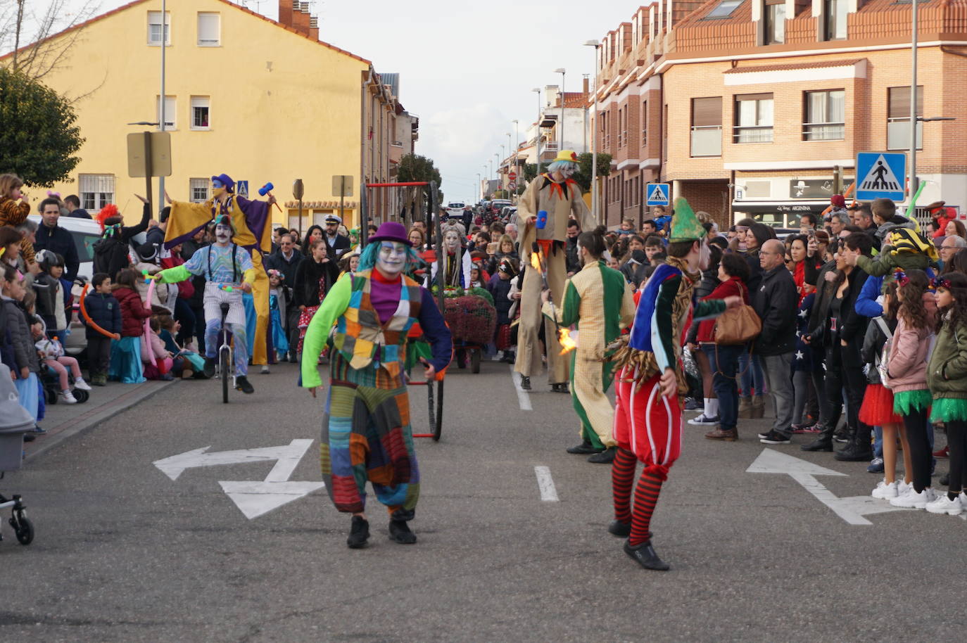 Colorido en el pasacalles de disfraces por La Flecha, en Arroyo, con espectáculo de Mundo Circo. 