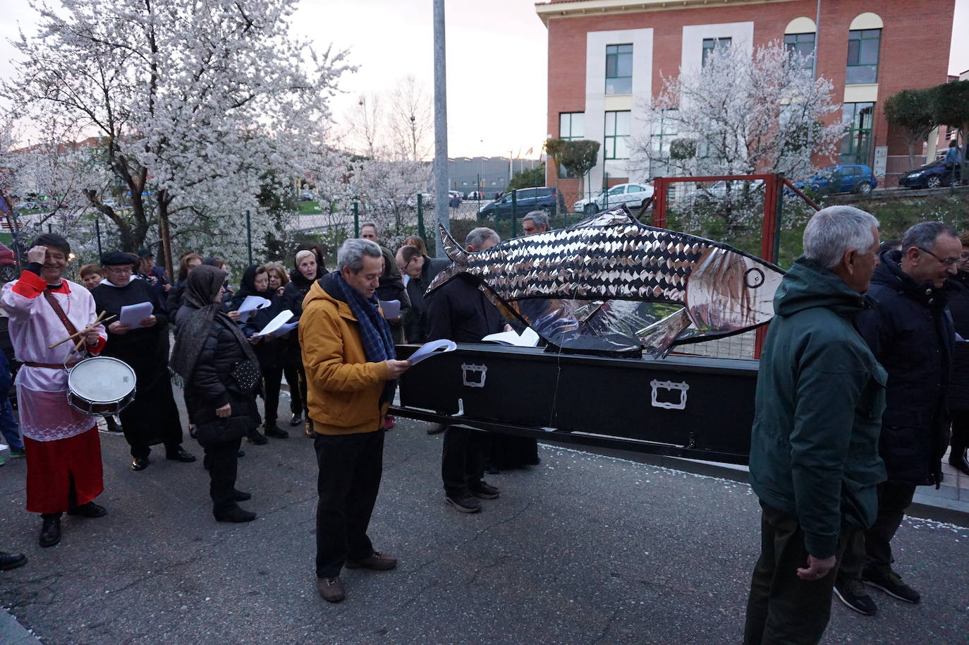 Bendición del ficticio padre a los asistentes y a las plañideras que acudieron al Entierro de la Sardina de Arroyo en La Flecha que ponía fin a las actividades del Carnaval 2020. 