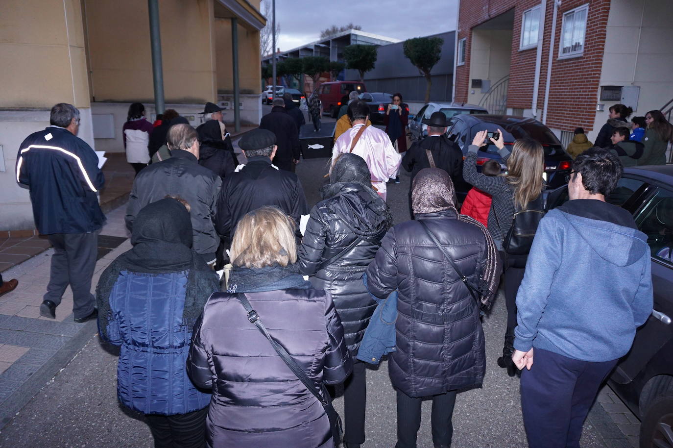 Bendición del ficticio padre a los asistentes y a las plañideras que acudieron al Entierro de la Sardina de Arroyo en La Flecha que ponía fin a las actividades del Carnaval 2020. 