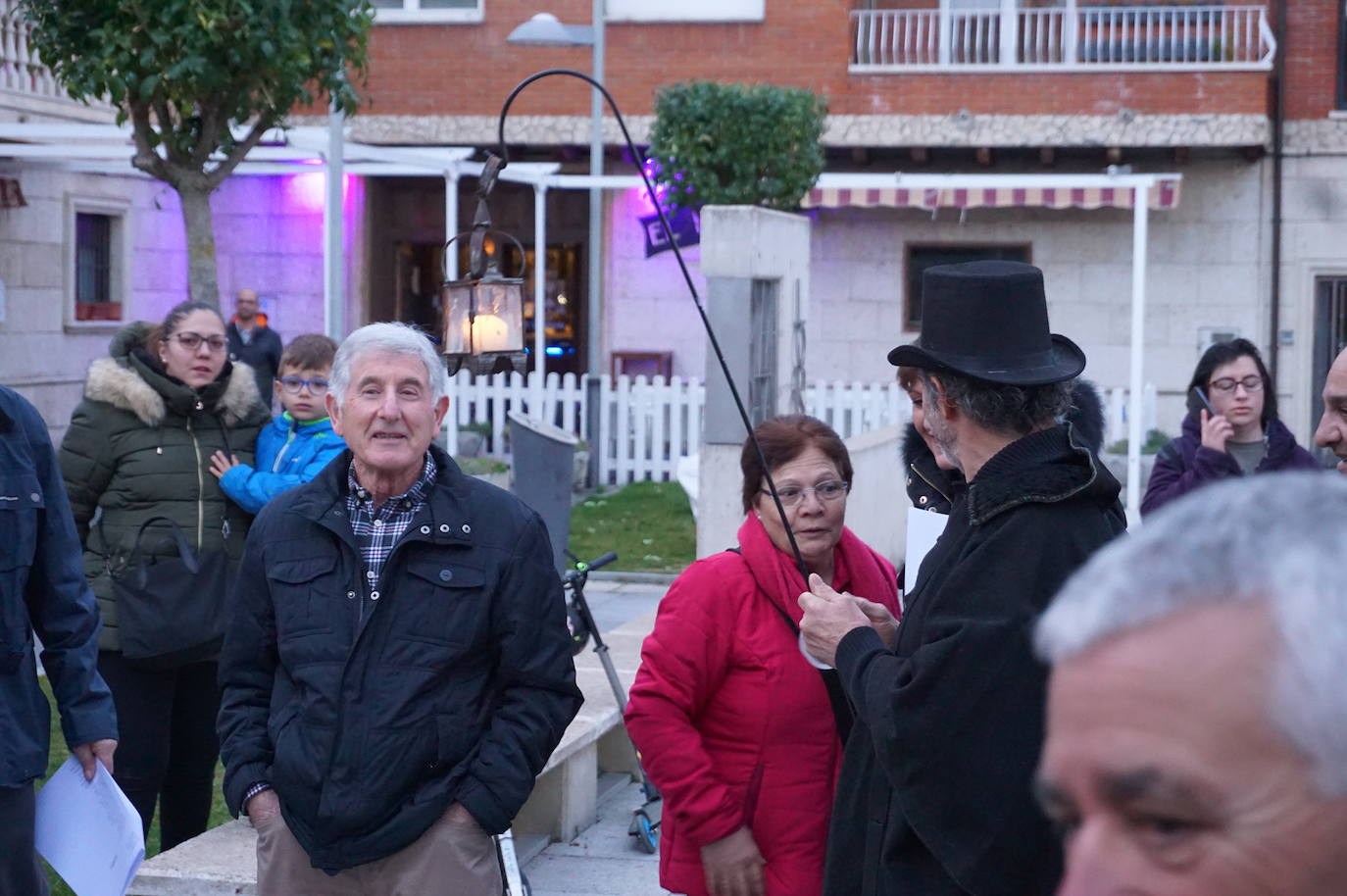 Bendición del ficticio padre a los asistentes y a las plañideras que acudieron al Entierro de la Sardina de Arroyo en La Flecha que ponía fin a las actividades del Carnaval 2020. 