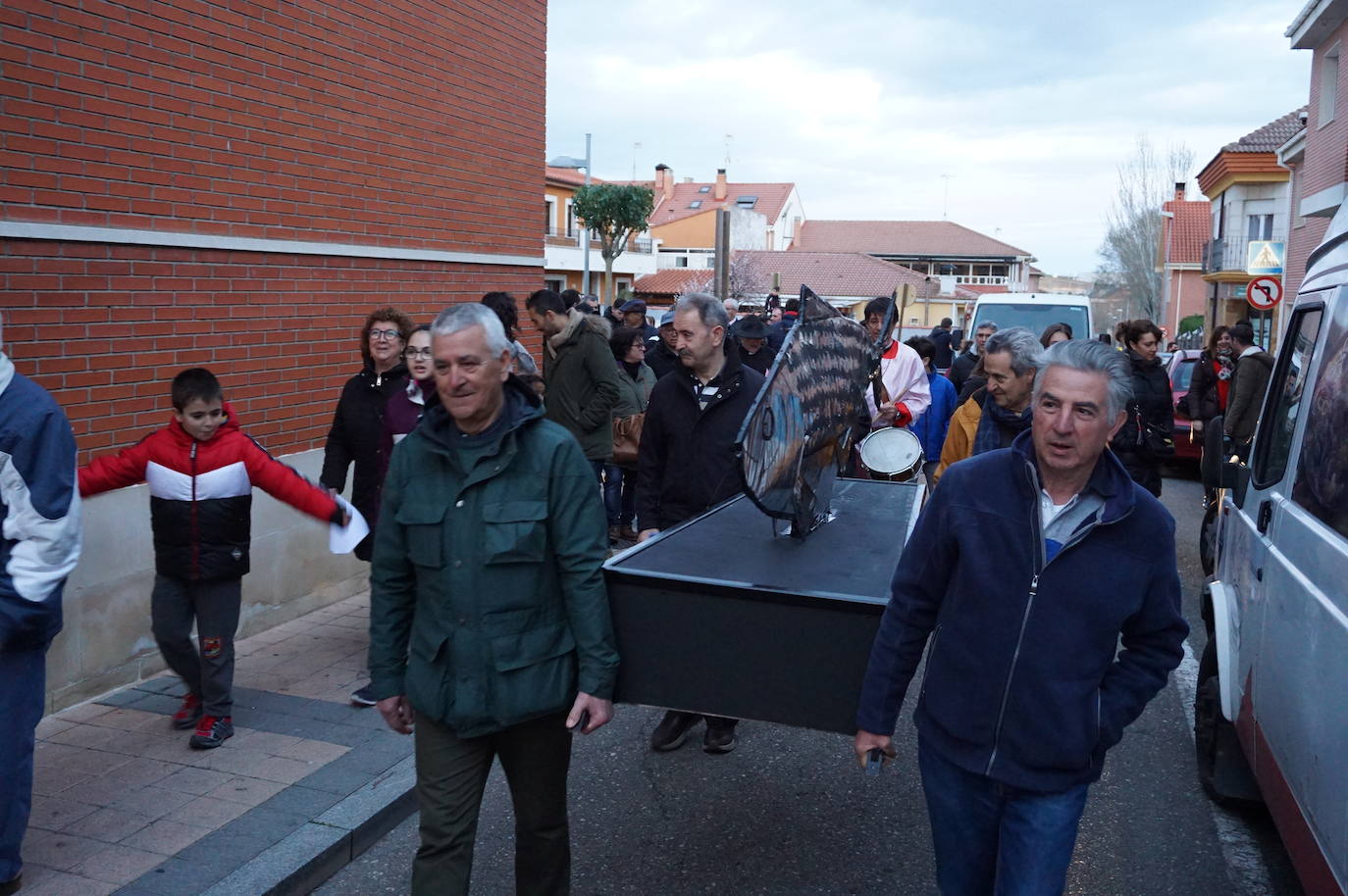 Bendición del ficticio padre a los asistentes y a las plañideras que acudieron al Entierro de la Sardina de Arroyo en La Flecha que ponía fin a las actividades del Carnaval 2020. 