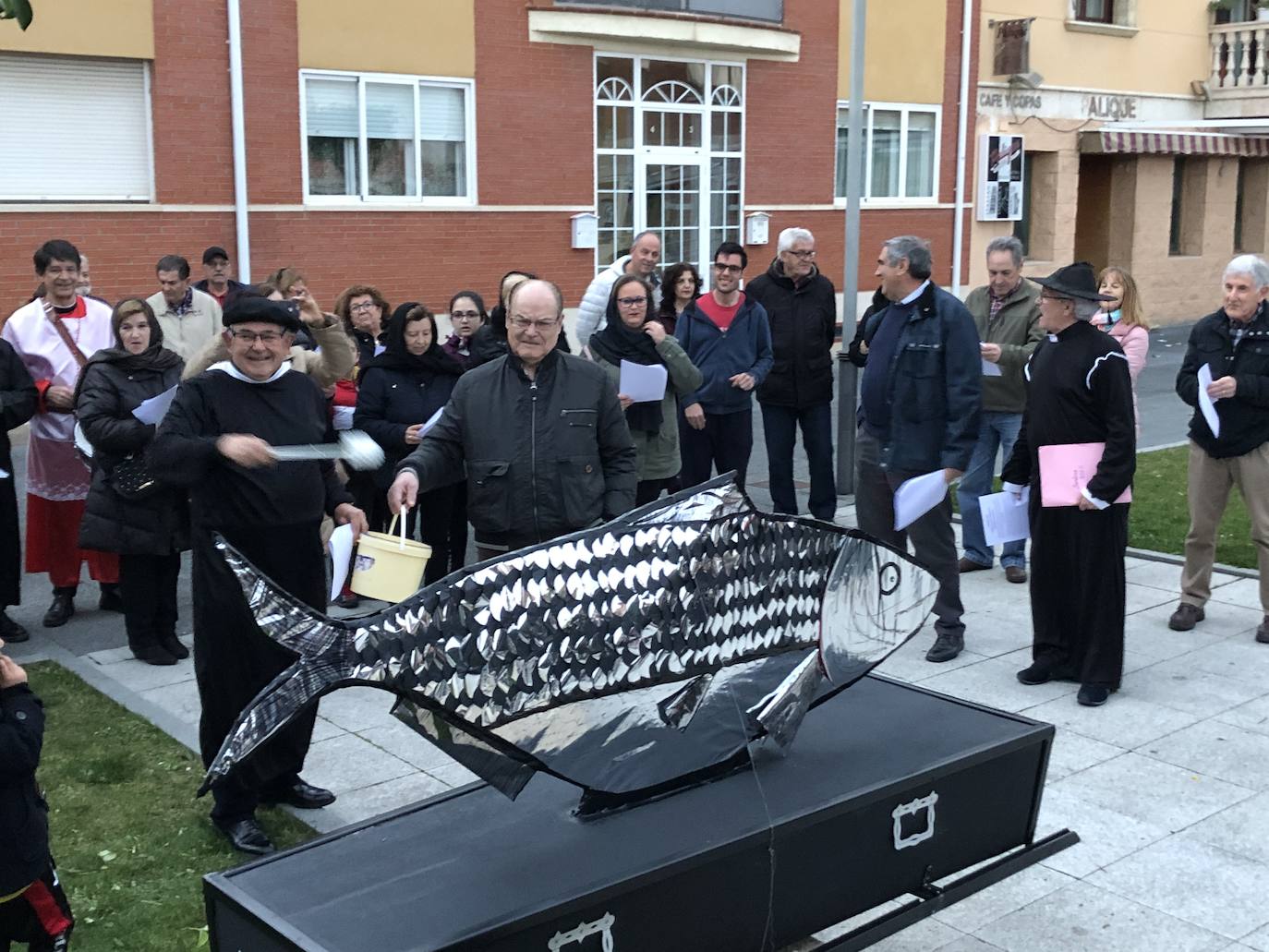 Bendición del ficticio padre a los asistentes y a las plañideras que acudieron al Entierro de la Sardina de Arroyo en La Flecha que ponía fin a las actividades del Carnaval 2020. 