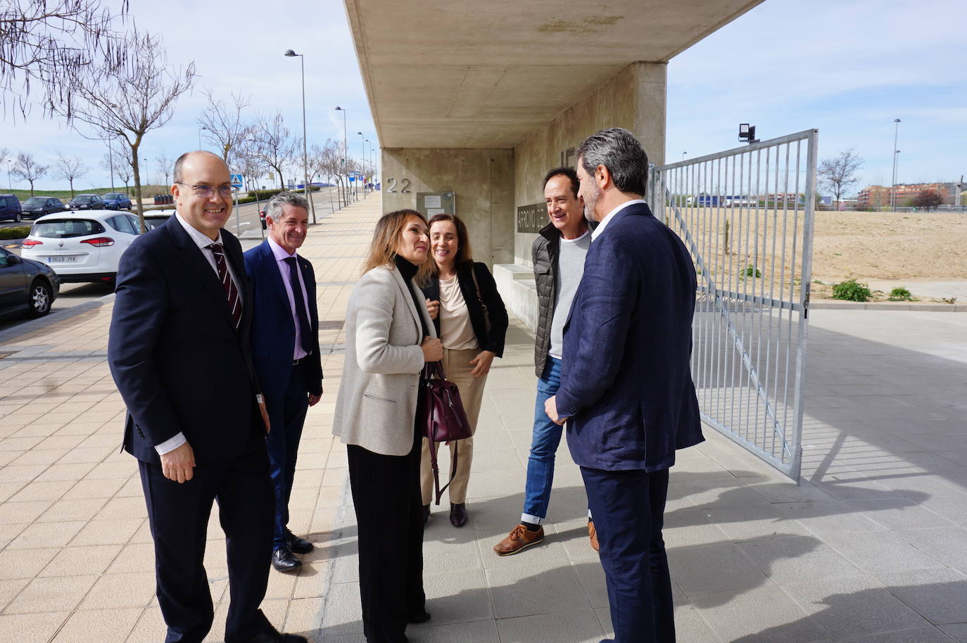 La Consejera de Educación, Rocío Lucas, a la derecha, conversa en el laboratorio de biología con el alcalde de Arroyo, Sarbelio Fernández y el director del IESO Arroyo, Jesús Manso. 
