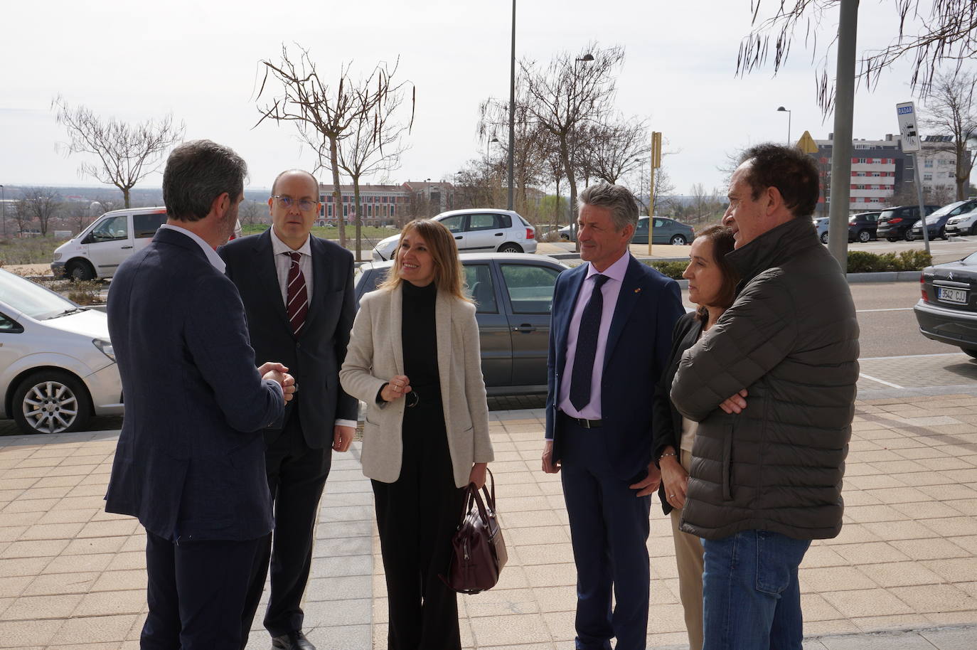 La Consejera de Educación, Rocío Lucas, a la derecha, conversa en el laboratorio de biología con el alcalde de Arroyo, Sarbelio Fernández y el director del IESO Arroyo, Jesús Manso. 