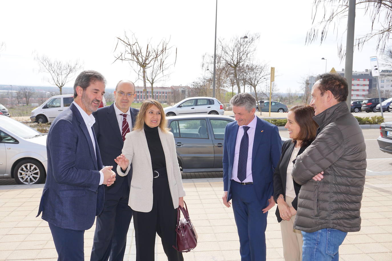 La Consejera de Educación, Rocío Lucas, a la derecha, conversa en el laboratorio de biología con el alcalde de Arroyo, Sarbelio Fernández y el director del IESO Arroyo, Jesús Manso. 