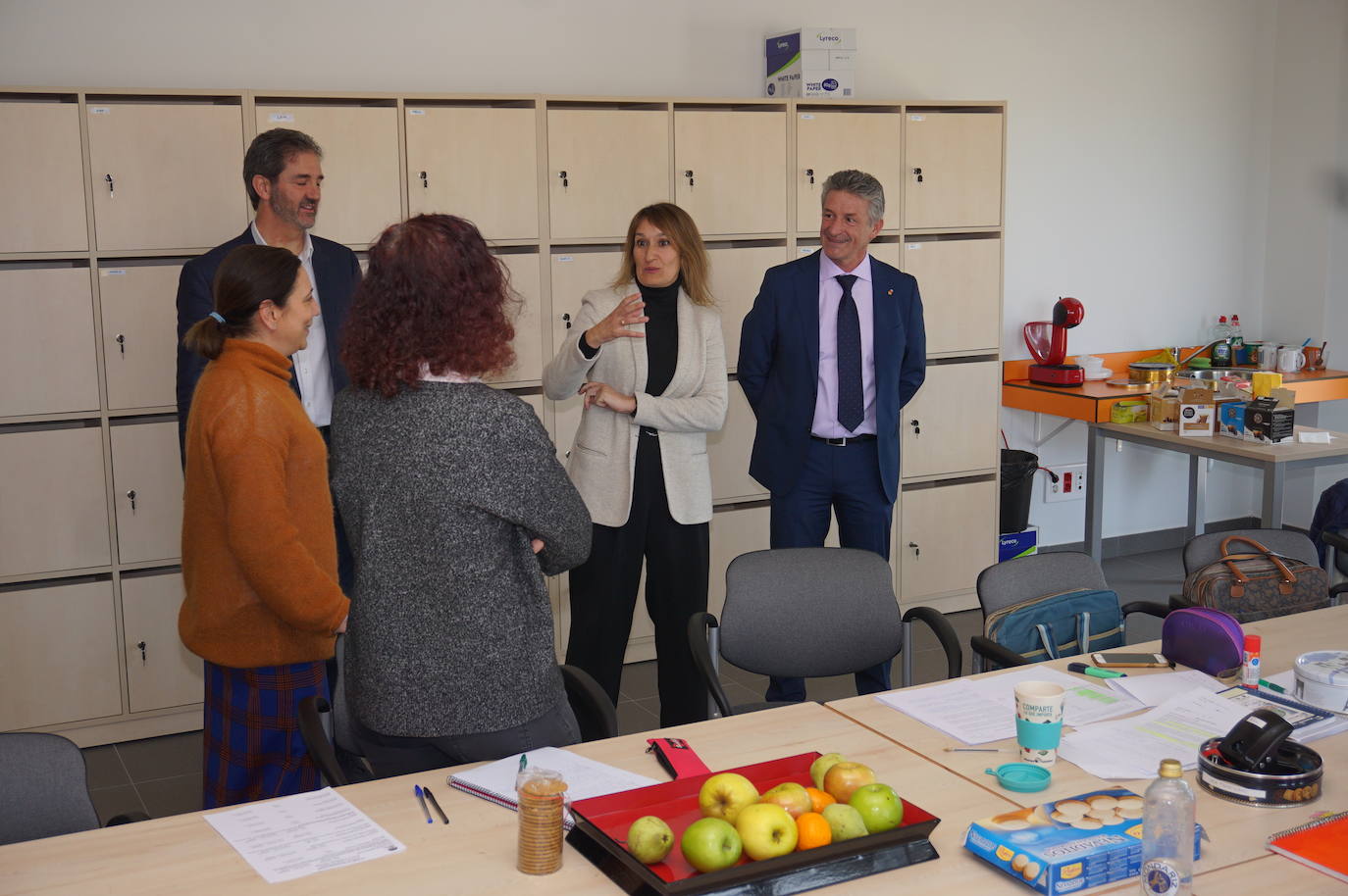La Consejera de Educación, Rocío Lucas, a la derecha, conversa en el laboratorio de biología con el alcalde de Arroyo, Sarbelio Fernández y el director del IESO Arroyo, Jesús Manso. 