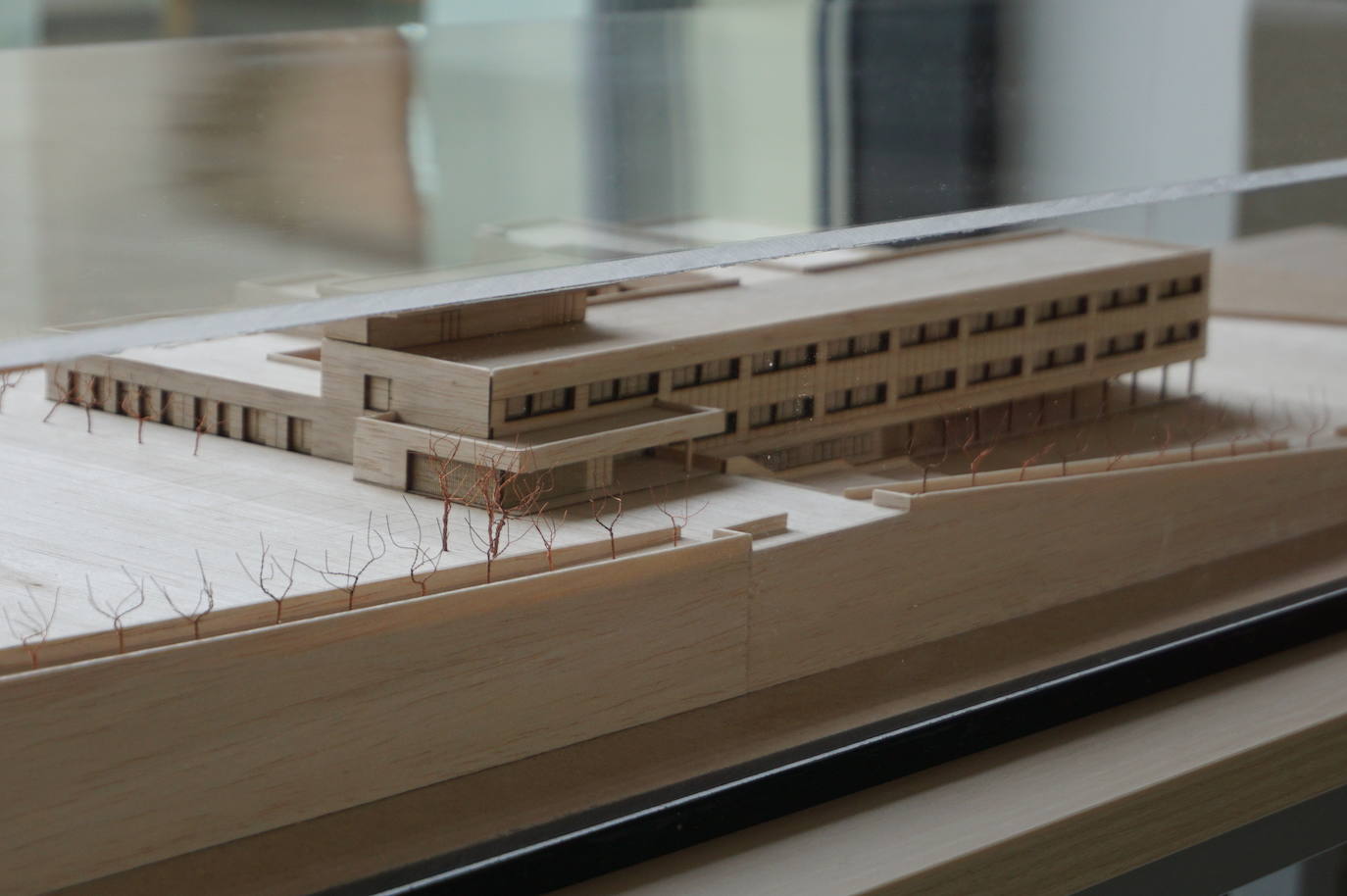 La Consejera de Educación, Rocío Lucas, a la derecha, conversa en el laboratorio de biología con el alcalde de Arroyo, Sarbelio Fernández y el director del IESO Arroyo, Jesús Manso. 