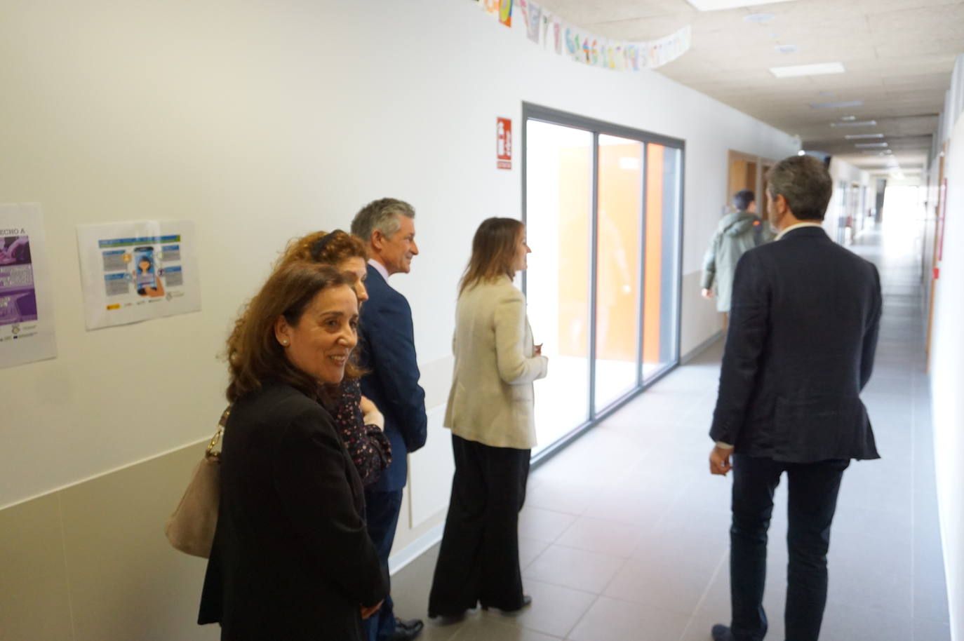 La Consejera de Educación, Rocío Lucas, a la derecha, conversa en el laboratorio de biología con el alcalde de Arroyo, Sarbelio Fernández y el director del IESO Arroyo, Jesús Manso. 