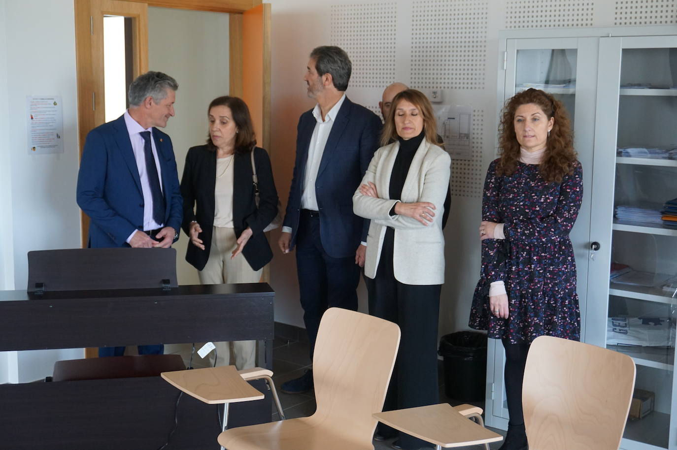 La Consejera de Educación, Rocío Lucas, a la derecha, conversa en el laboratorio de biología con el alcalde de Arroyo, Sarbelio Fernández y el director del IESO Arroyo, Jesús Manso. 