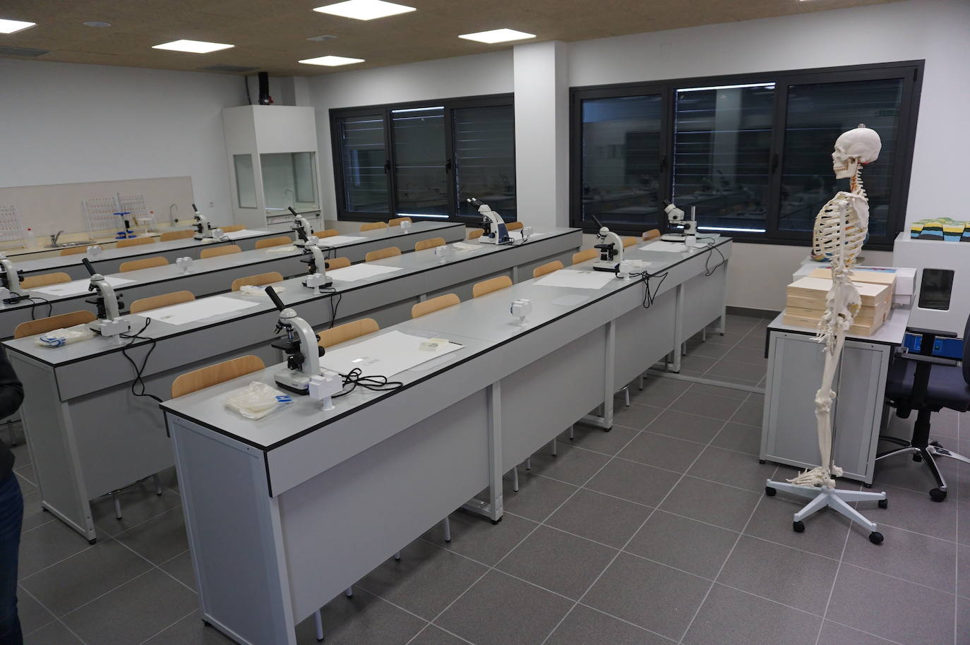 La Consejera de Educación, Rocío Lucas, a la derecha, conversa en el laboratorio de biología con el alcalde de Arroyo, Sarbelio Fernández y el director del IESO Arroyo, Jesús Manso. 