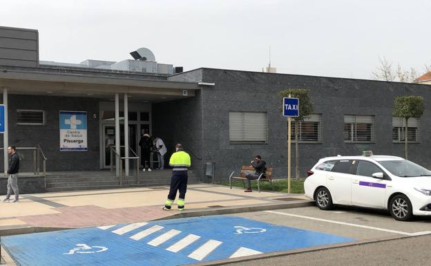 El personal del Centro de Salud Pisuerga atiende a los enfermos en la entrada a las instalaciones. 