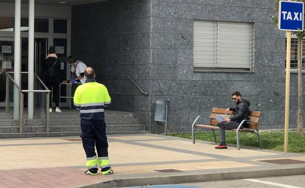 Quienes esperan su turno para ser atendidos en Arroyo respetan pacientemenete la distancia de seguridad. 