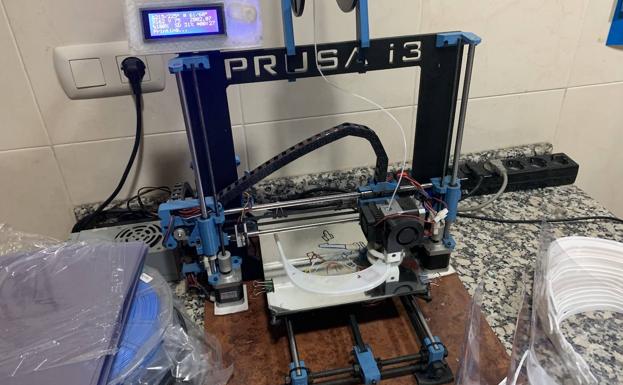 Impresora láser del Ayuntamiento de Arroyo fabricando una de las piezas de la visera. 