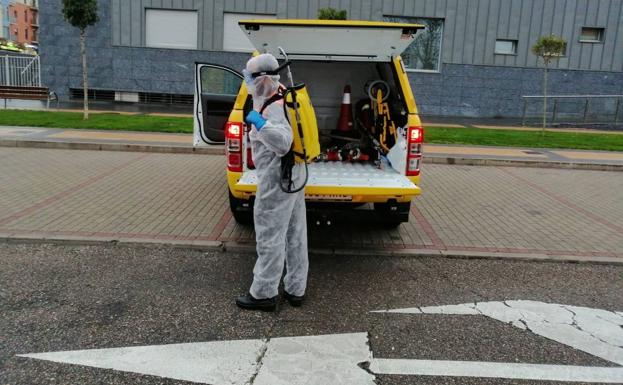 Las protecciones y medidas de seguridad de los voluntarios de Proteccion Civil de Arroyo son extremas en sus labores de desinfección. 